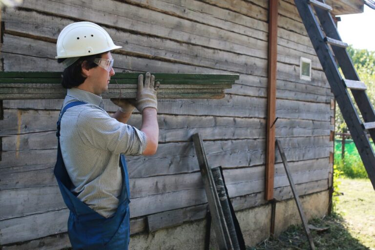 Linteau en bois installé au-dessus d’une ouverture de mur lors de travaux de construction.