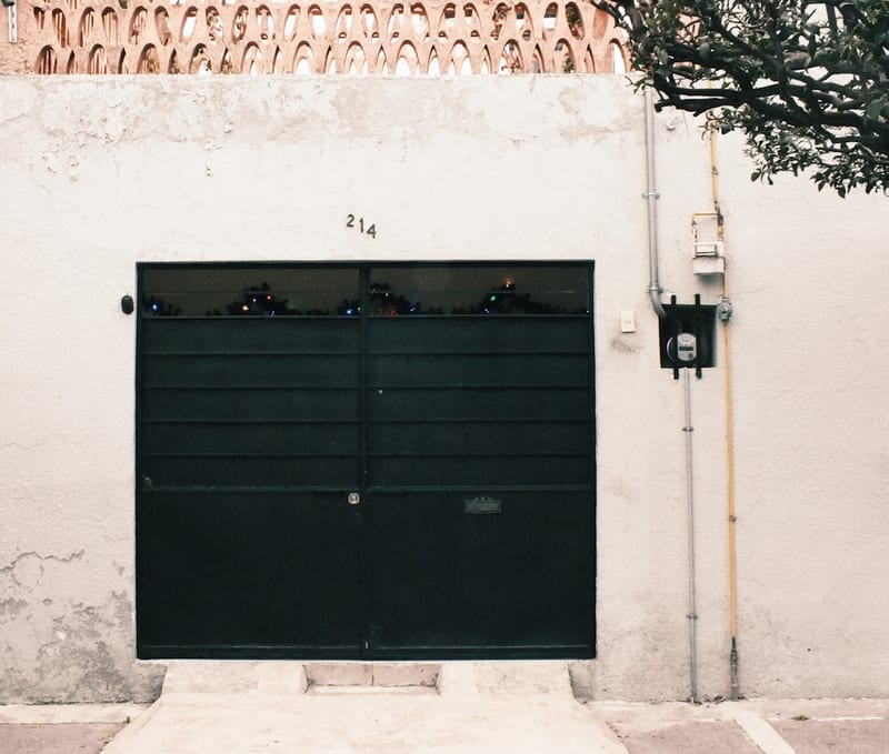 Motoriser sa porte de garage : bonne ou mauvaise idée ?