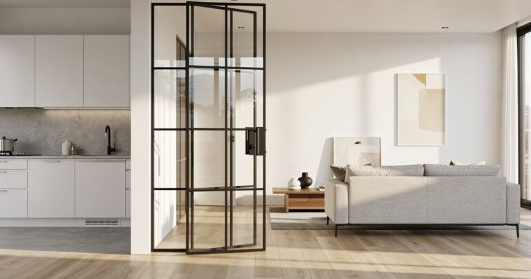Porte vitrée intérieure de style atelier avec structure acier noir et verre clair dans un séjour lumineux